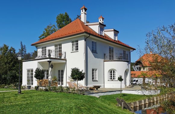 Property in 88313 Nähe Traunstein - Deutschland: STYLISH VILLA – Tradition meets modern living!