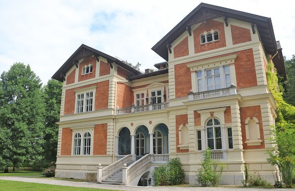 Immobilie in 5020 Salzburg - Anif: Absolute Alleinlage - Historische Villa auf 3,1 ha eingezäuntem Parkgrund