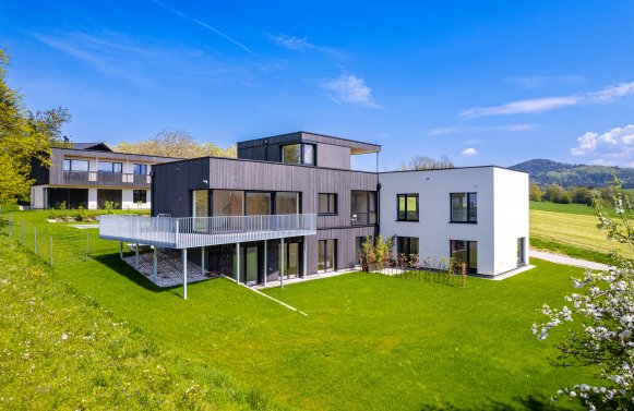 Property in 4816 Nähe Gmunden/Salzkammergut: VIERKANTHOF NEU INTERPRETIERT! Premium-Doppelhaushälfte im Gartenparadies