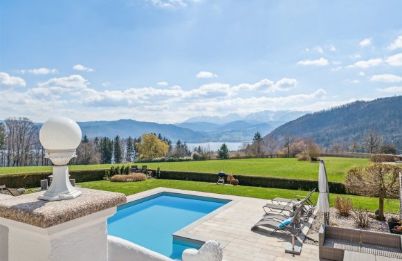 Property in 4880 Attersee/Berg im Attergau: Charming family residence with a fantastic view of the Attersee!
