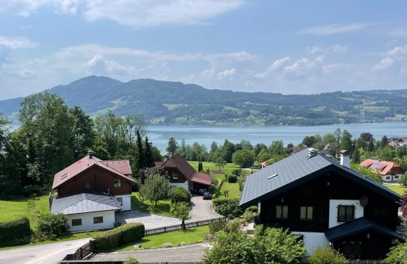 Property in 4853 Steinbach am Attersee / Salzkammergut: The lake glitters magically! Spacious property with old stock at the Attersee!
