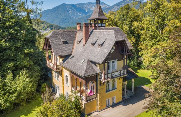 Immobilie in 4820 Bad Ischl / Salzkammergut: Salzkammergut-Villa von 1897 in Alleinlage auf 12.000 m² Grund
