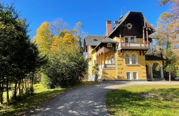 Property in 4820 Bad Ischl / Salzkammergut: Salzkammergut villa from 1897 in a secluded location on a 12,000 sqm plot of land