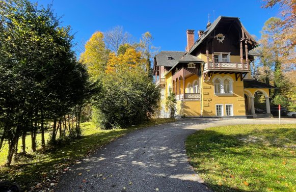 Property in 4820 Bad Ischl / Salzkammergut: villa from 1897 in a secluded location on a 5,7 ha plot of land