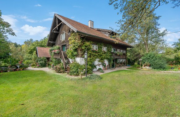 Property in 4743 Innviertler Hügelland: CHARMING RETREAT IN THE INNVIERTEL HILLS! Farmhouse with pond landscape
