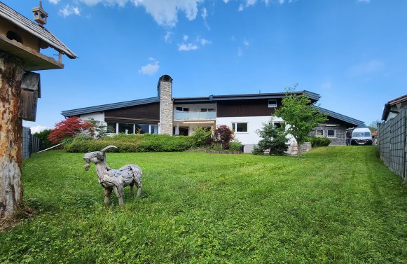 Immobilie in 83334 Bayern - Inzell: Großzügige freistehende Villa am Naturschutzgebiet Inzeller Moor