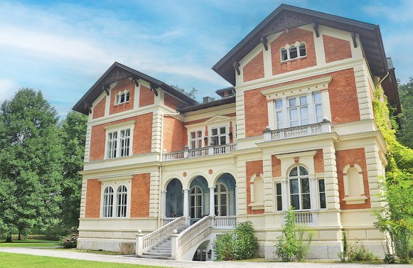 Immobilie in 5020 Salzburg - Anif: Alleinlage - Historische Schloss-Villa mit 1.540m² Wohn-/Nutzfläche