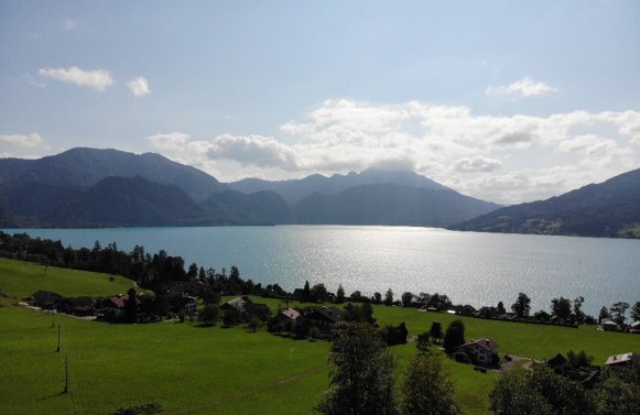 Property in 4853 Steinbach am Attersee / Salzkammergut: The lake glitters magically! Spacious property with old stock at the Attersee!