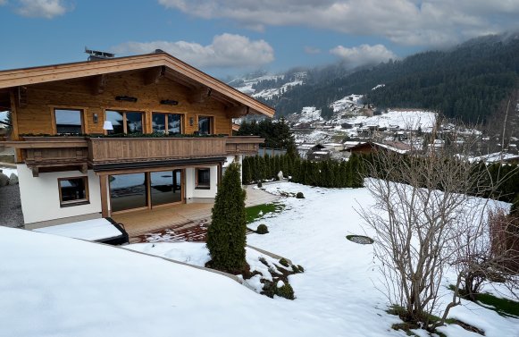 Property in 6373 Kitzbühel - Jochberg: Ski-in, ski-out! Experience Christmas in your own garden apartment in Jochberg!