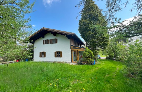 Property in 5112 Salzburg - Lamprechtshausen: Sanierungsbedürftiges Haus mit viel Potential Nähe Lamprechtshausen