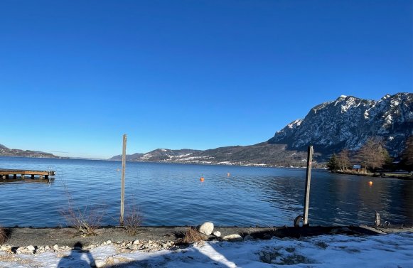 Property in 4866 Unterach am Attersee / Salzkammergut: Directly at the lake Attersee! Appartement with 3 rooms & 13 sqm balcony