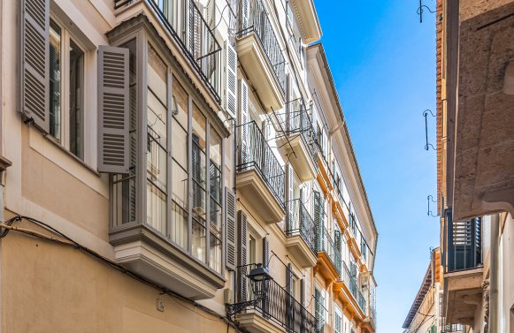 Immobilie in 07001 Spanien - Palma de Mallorca: WOHNHIGHLIGHT: Altstadthaus in Palma mit 4 luxuriösen Wohnungen