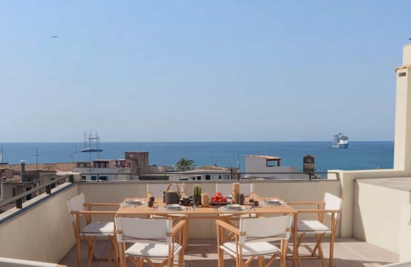 Property in 07001 Spanien - Palma de Mallorca: A RARE FIND: Apartment with terrace and sea views in Palma