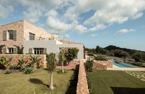 Property in 07670 Portocolom: Finca gem with marvellous 360° view to the sea