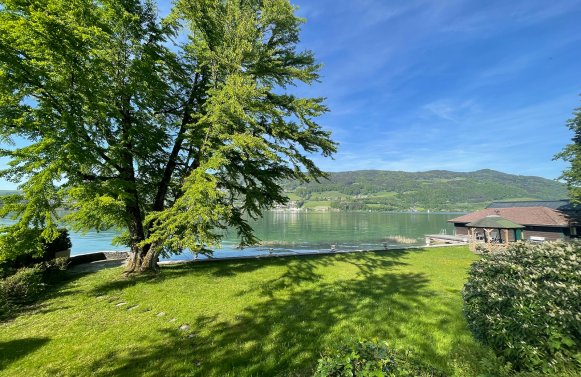 Property in 5310 St. Lorenz am Mondsee / Salzkammergut: ONE OF A KIND on Lake Mondsee Lake domicile with 40m lake front, jetty & boathouse