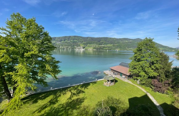 Property in 5310 St. Lorenz am Mondsee / Salzkammergut: ONE OF A KIND on Lake Mondsee Lake home with 40 m lake front, jetty & boathouse