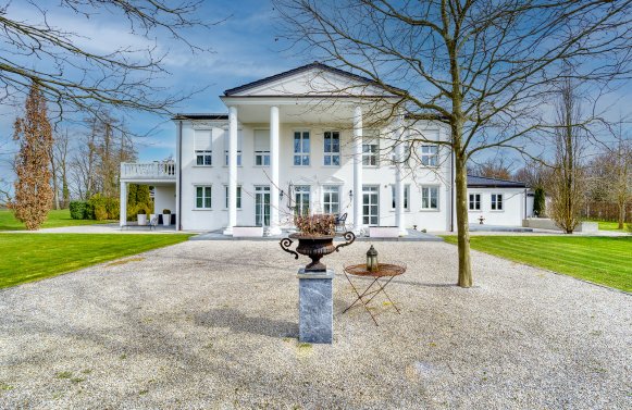 Property in 5122 Nähe Burghausen: STATELY RESIDENCE NEAR THE BORDER! Villa ensemble near Burghausen ...