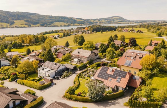 Immobilie in 4893 Irrsee - Zell am Moos: Geborgenheit mit Ausblick – Zeitloses Wohnen am Irrsee