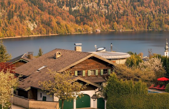 Immobilie in 5340 Salzkammergut - Wolfgangsee - St. Gilgen: Dem SEE so nah! Landhaus-Villa in St. Gilgen am Wolfgangsee