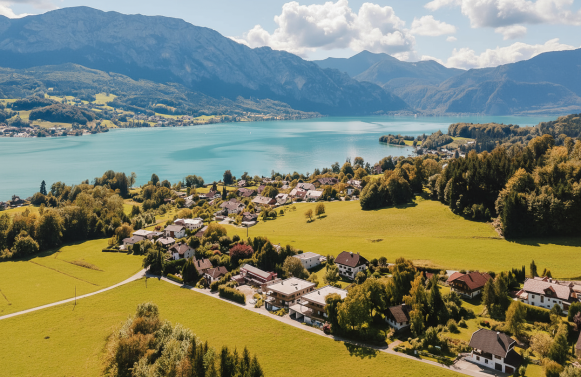 Immobilie in 4865 Salzkammergut - Attersee - Parschallen am Attersee: Angekommen! Moderne Gartenwohnung am türkisblauen Attersee