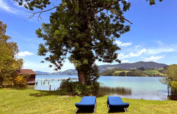 Immobilie in 5310 Salzkammergut - St. Lorenz am Mondsee: Villa im Salzkammergut mit eigenem 350 m² großen Seezugang am Mondsee