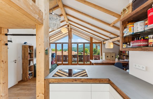 Immobilie in 83259 Bayern - Schleching: Neu renoviertes Bauernhaus mit großer Dachgeschoßwohnung und Gästeappartements