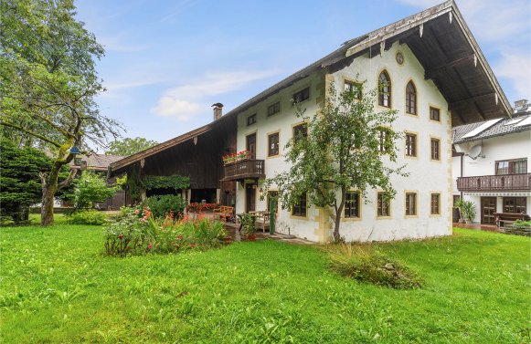 Property in 83370 Bayern - Seeon-Seebruck: Idyllic farmhouse with adjoining barn for development