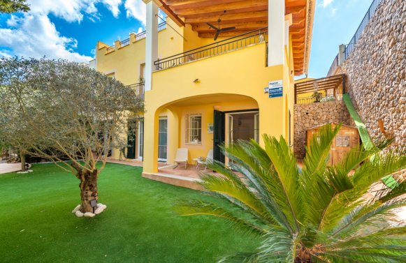 Property in 07160  Mallorca - Camp de Mar: Spacious semi-detached house on the Camp de Mar golf course