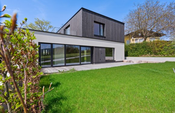 Property in 4816 Nähe Gmunden/Salzkammergut: TRAUNSTEINBLICK, NATURPOOL, LANDMARKBUILDING! Doppelhaushälfte mit Fernblick