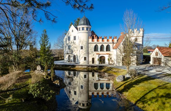 Property in 5123 Nähe Burghausen: LIKE TO LIVE ON THE UNUSUAL SIDE? Small castle in a breathtaking location