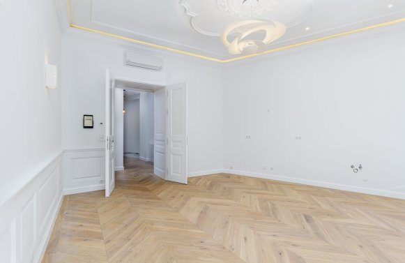 Property in 1090 Wien, 9. Bezirk: Grand Park Residence: Stately old building with green views!